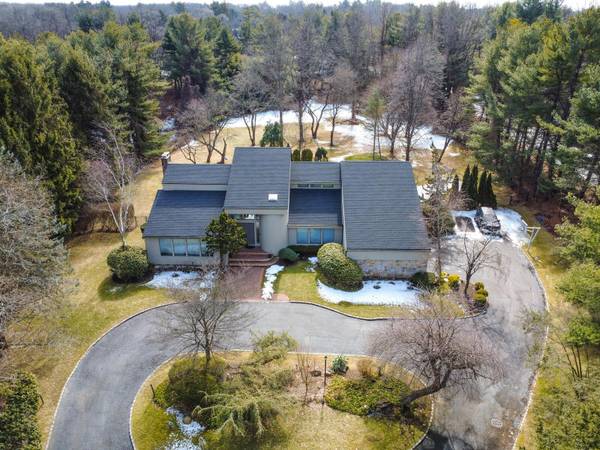1 Meadowlark LN, Oyster Bay Cove, NY 11771