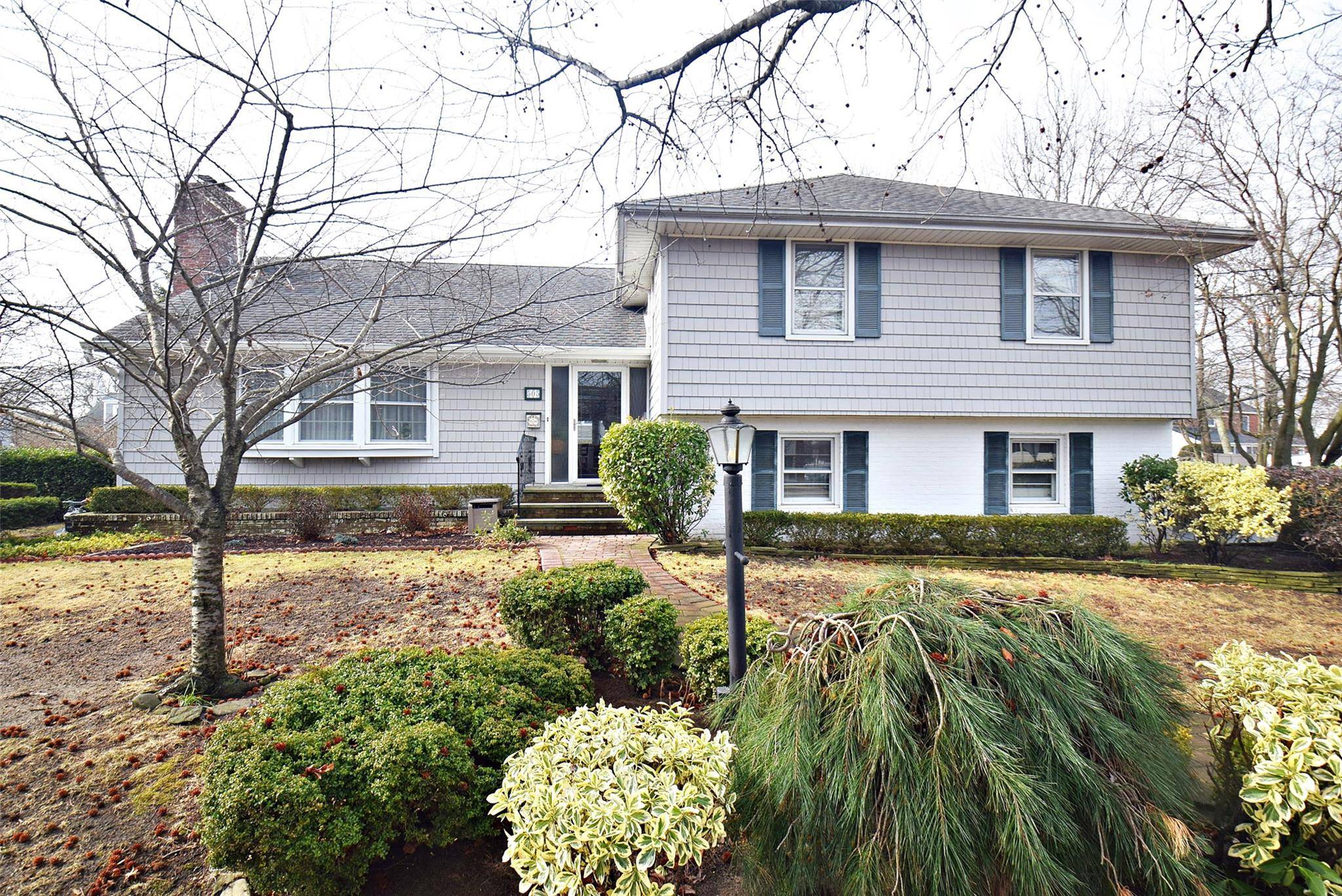 505 S 1st ST, Lindenhurst, NY 11757
