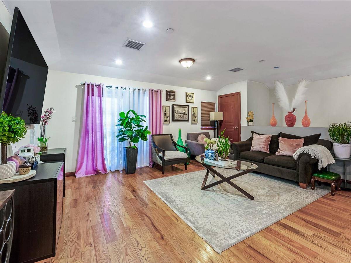 East Elmhurst, NY 11369,32-18 97th ST