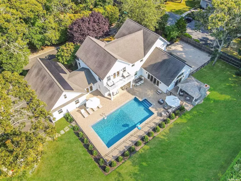 76A W Tiana RD, Hampton Bays, NY 11946