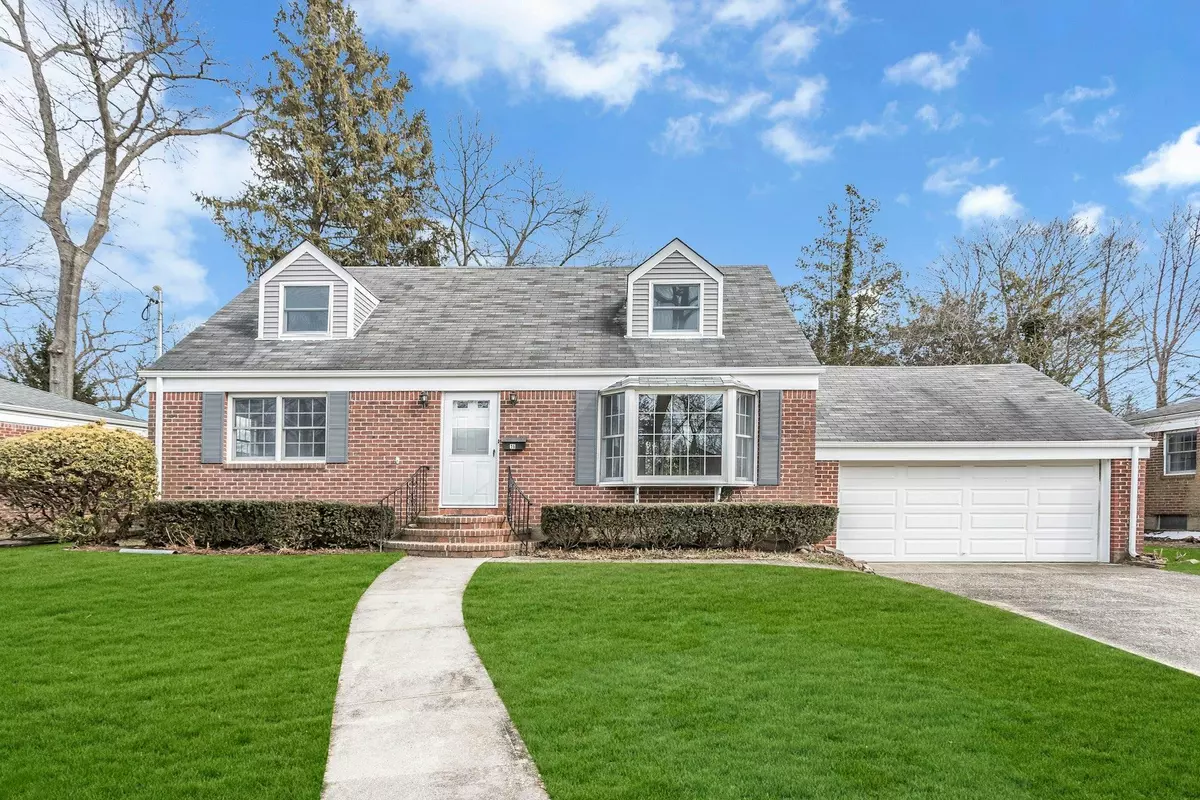 East Northport, NY 11731,16 Acorn DR