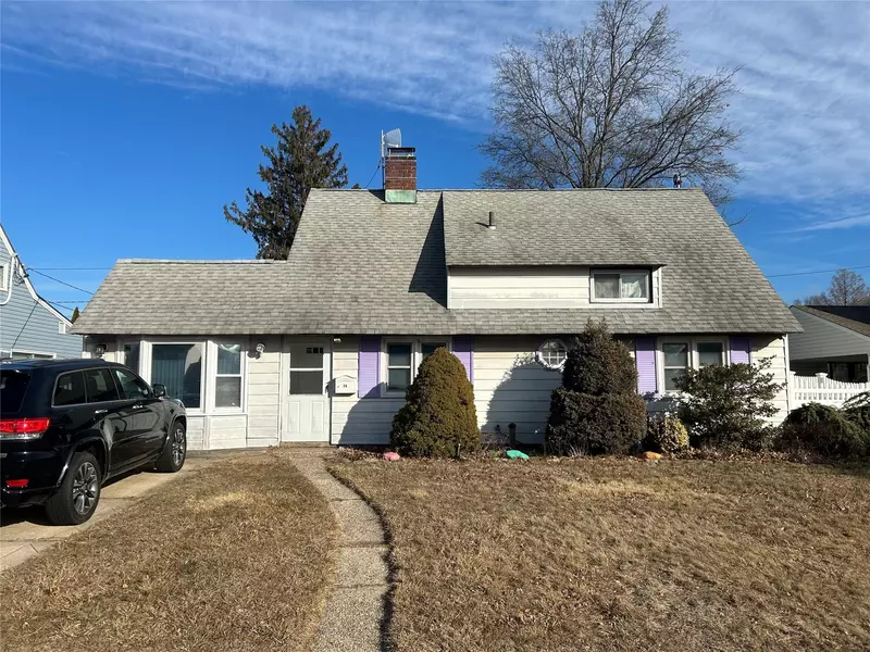 36 Rim LN, Hicksville, NY 11801