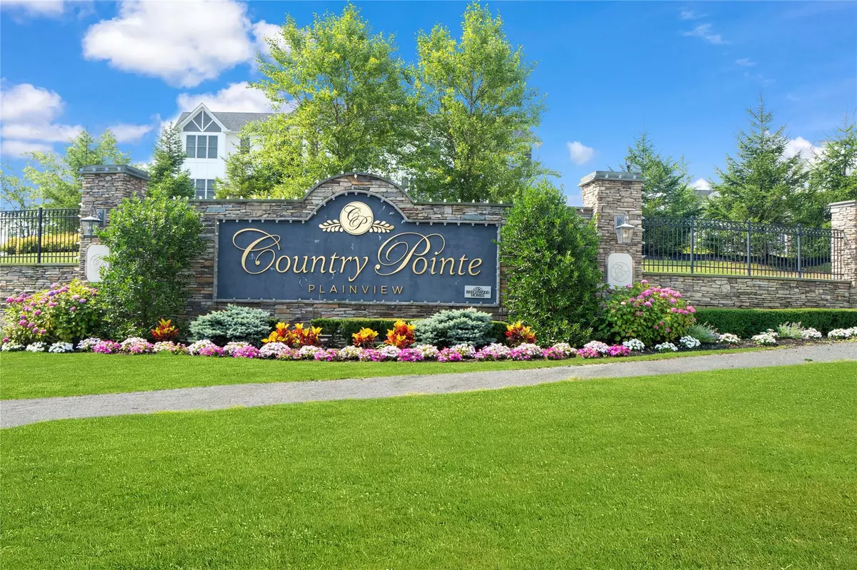 Plainview, NY 11803,21201 Aspenwood DR