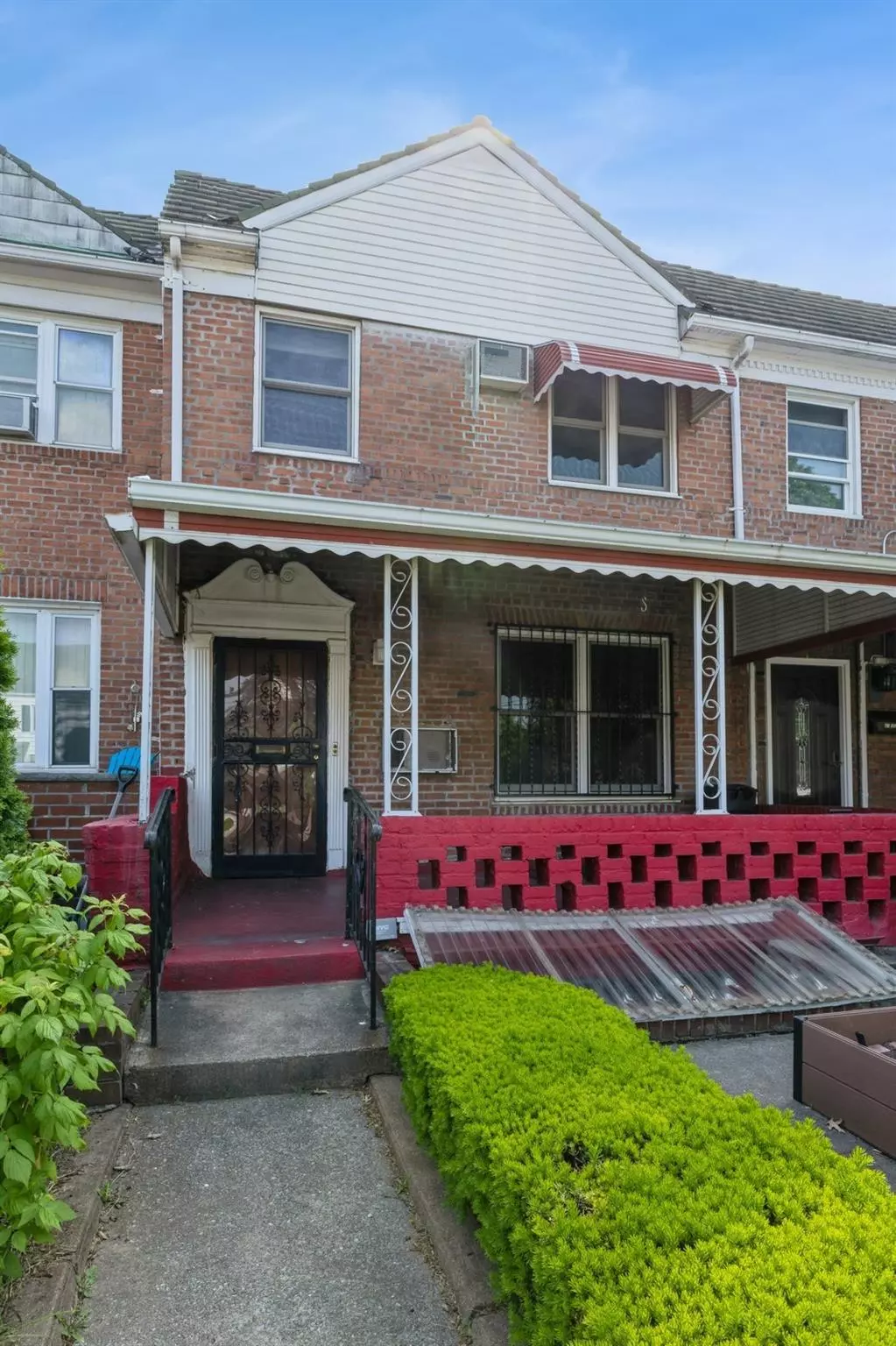 Middle Village, NY 11379,61-34 82nd PL