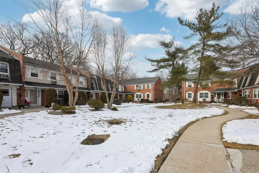 204 Doxbury LN, Suffern, NY 10901