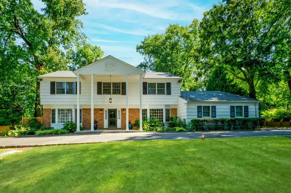 30 Cornwall LN, Sands Point, NY 11050