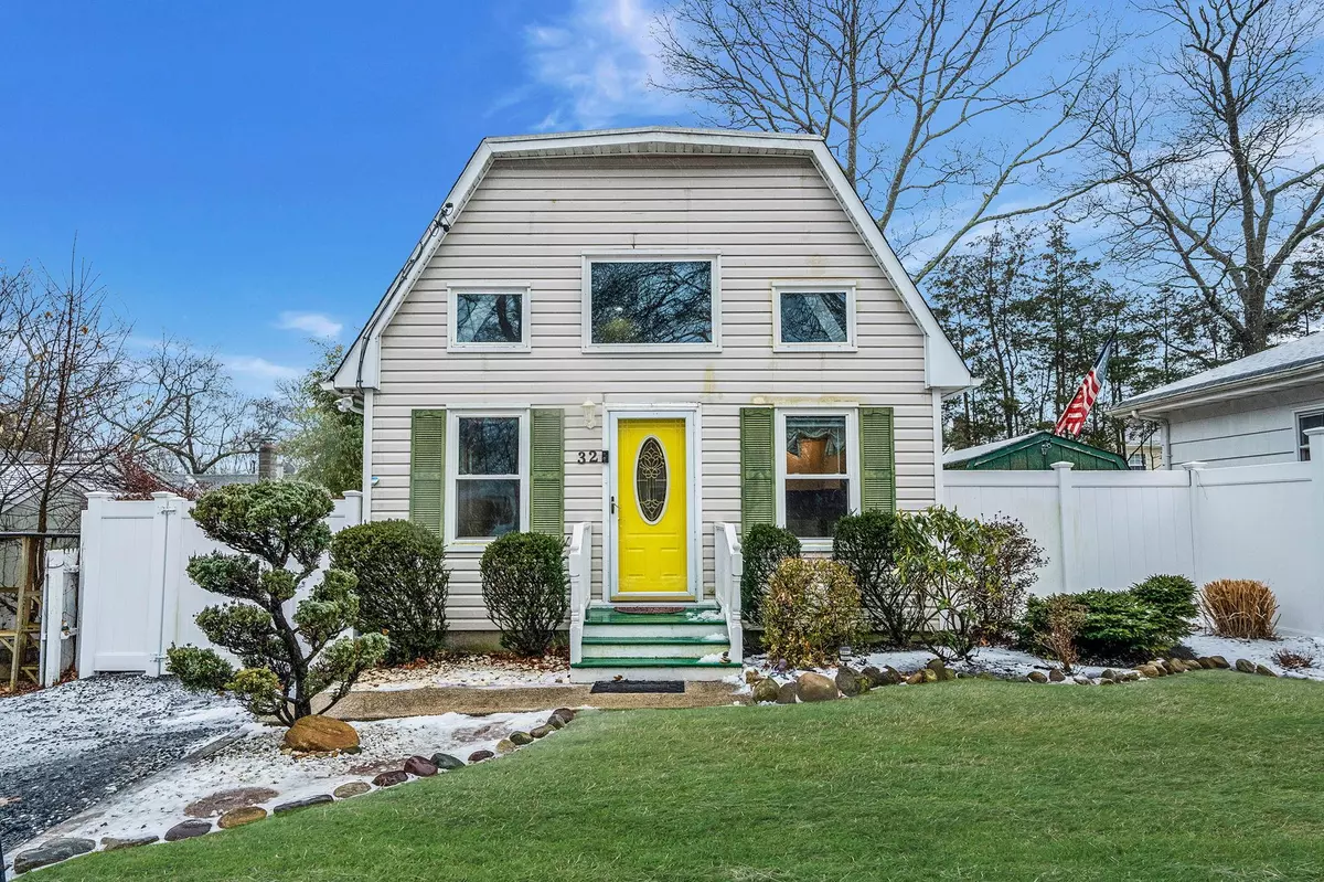 East Patchogue, NY 11772,32 Florence ST