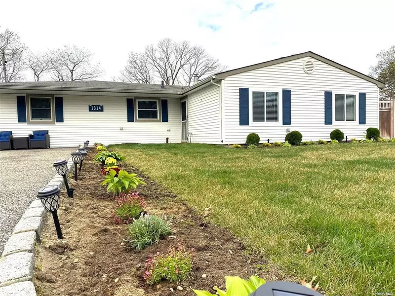 1314 Waverly AVE, Farmingville, NY 11738