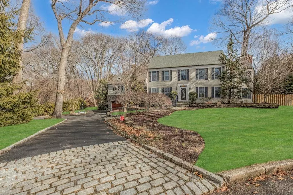 Mount Sinai, NY 11766,8 Anchor LN