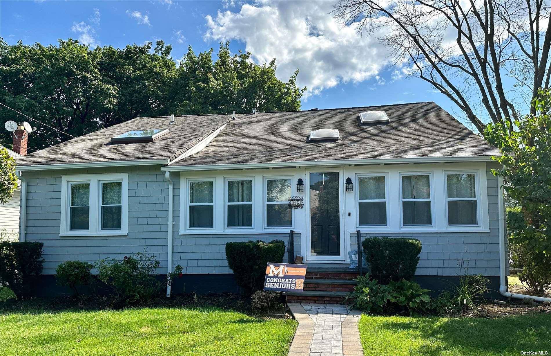 92 Clapham AVE, Manhasset, NY 11030