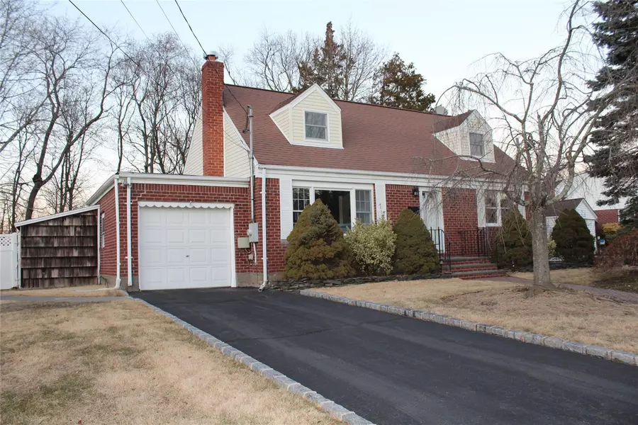 7 Cedar Hill DR, East Northport, NY 11731