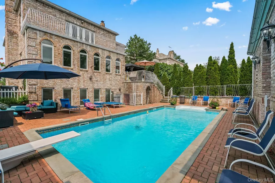 6 Summit PL, Malba, NY 11357