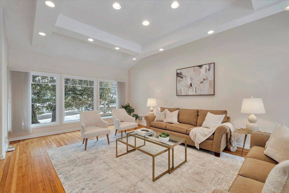 Scarsdale, NY 10583,50 Black Birch LN