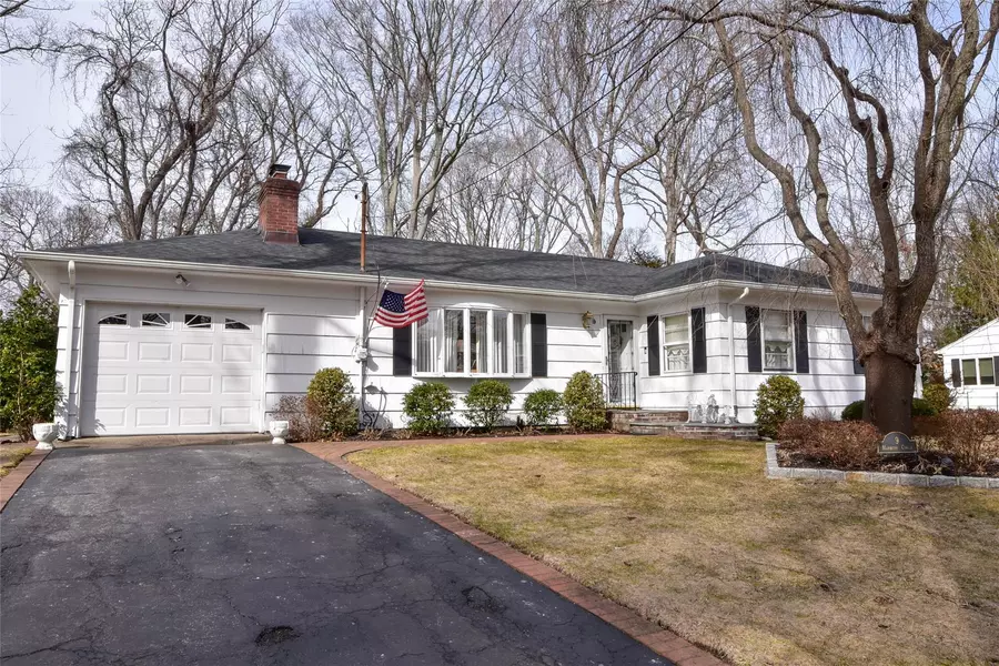 9 Marbeth CIR, Miller Place, NY 11764