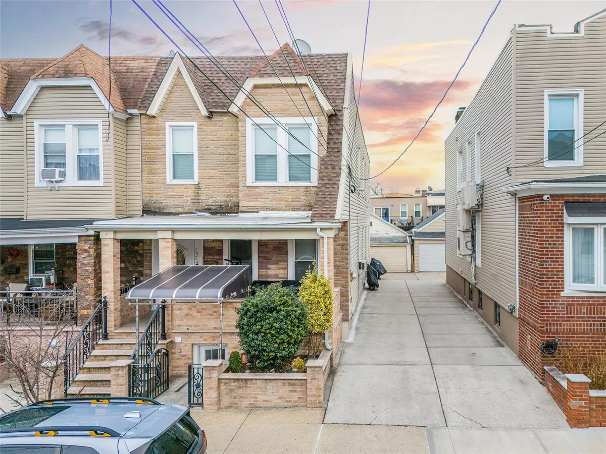 Middle Village, NY 11379,78-24 68th Road