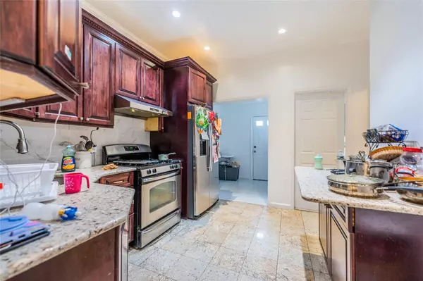 Middle Village, NY 11379,78-24 68th Road