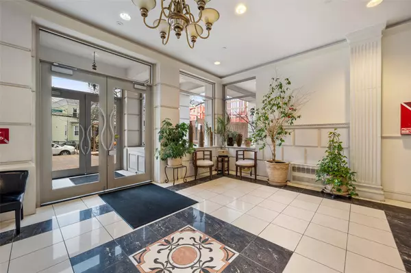 Astoria, NY 11102,25-25 Newtown AVE #4D