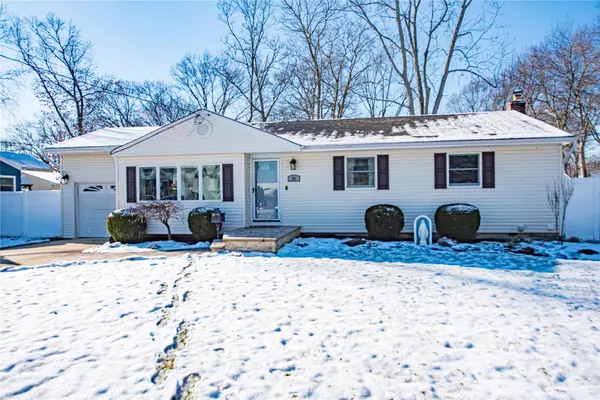 26 Adams PL, West Islip, NY 11795