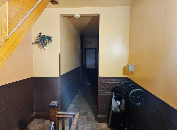 Glendale, NY 11385,72-20 67 ST