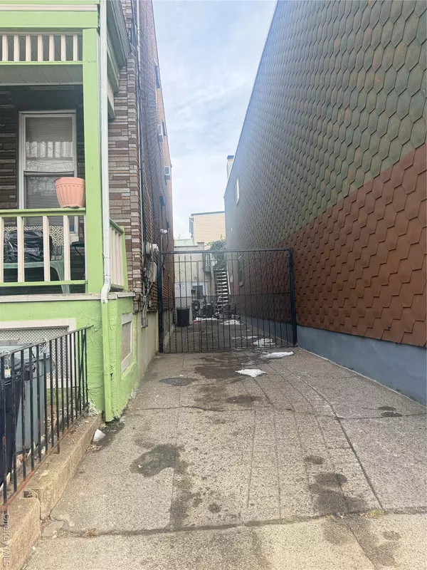 Ridgewood, NY 11385,6813 60th ST