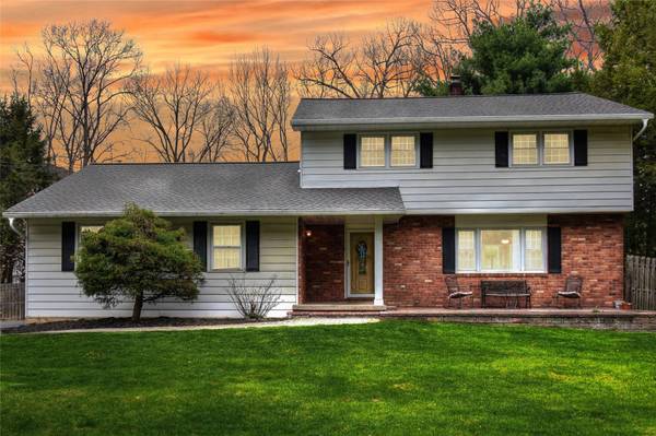 Washingtonville, NY 10992,8 Lucky LN