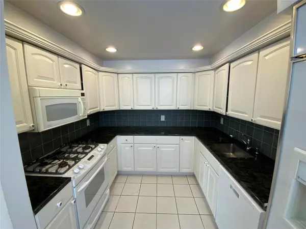 Floral Park, NY 11005,27110 Grand Central Pkwy #30V