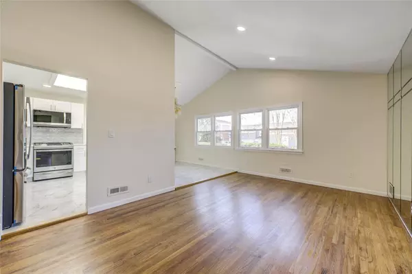 Port Washington, NY 11050,8 Sintsink DR