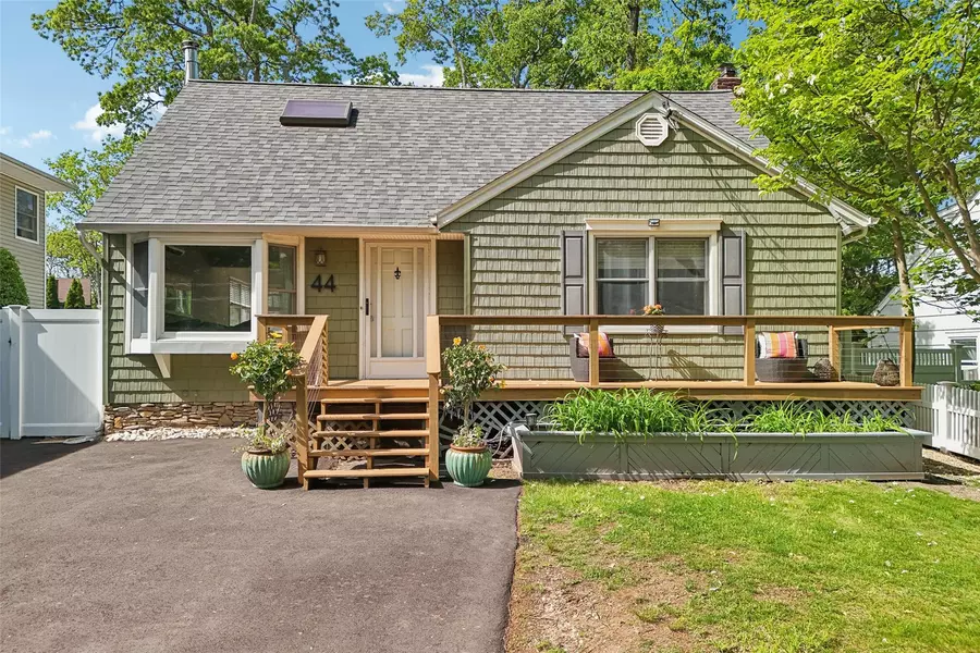 44 Tuscarora DR, Centerport, NY 11721