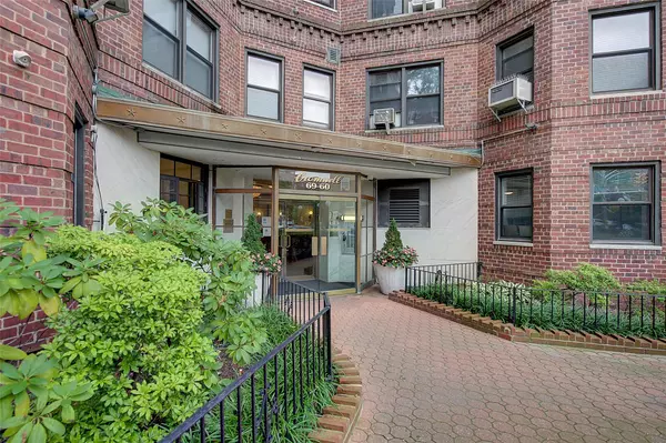 Forest Hills, NY 11375,69-60 108th ST #308