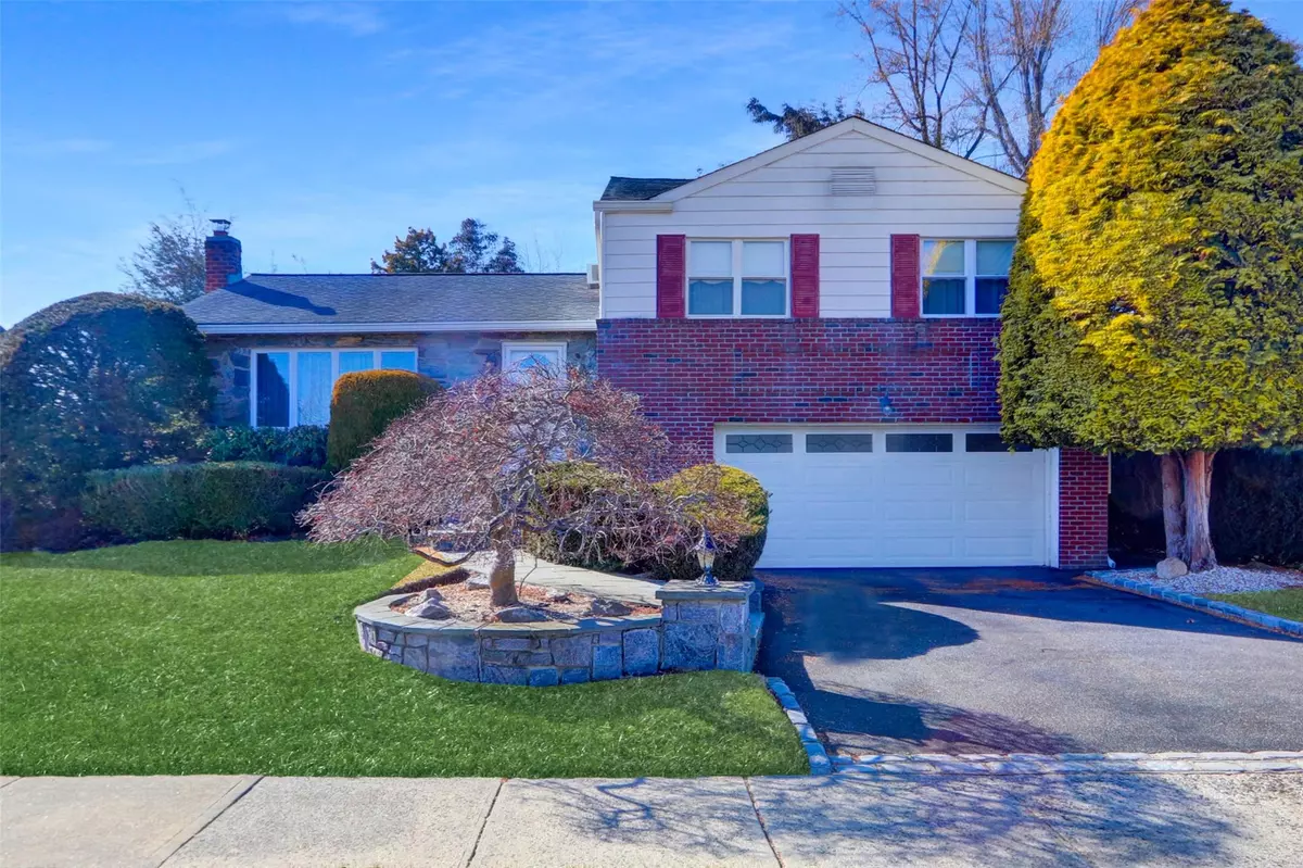 Plainview, NY 11803,39 Cranberry LN