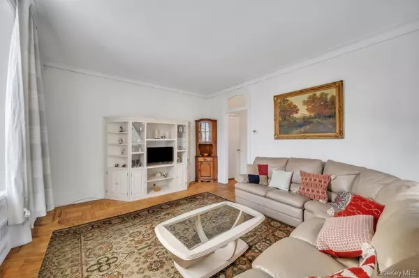 Middle Village, NY 11379,75-33 67th Road