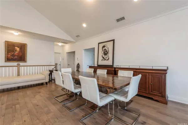 Plainview, NY 11803,40204 Silver Birch LN