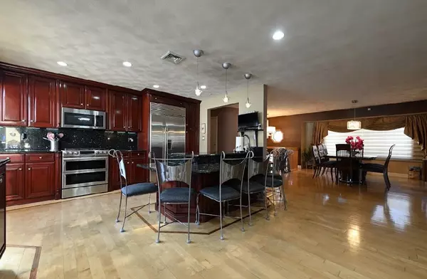 Little Neck, NY 11362,73-25 244 ST