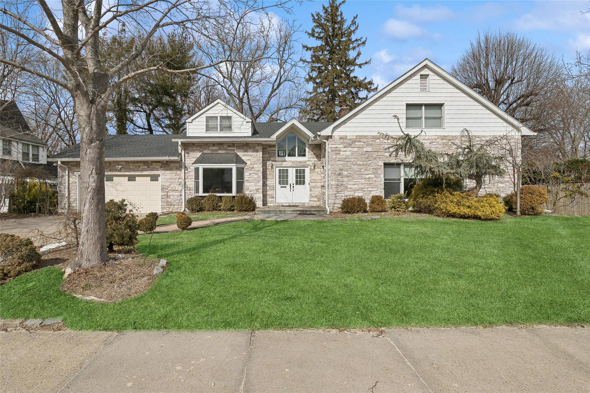 45 Nassau DR, Great Neck, NY 11021
