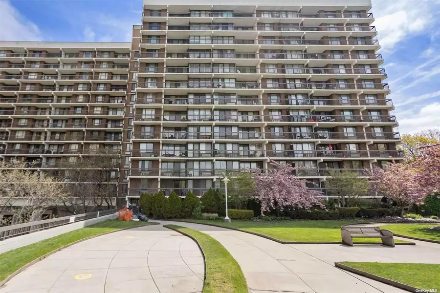 152-18 Union TPKE #PHF, Kew Garden Hills, NY 11367