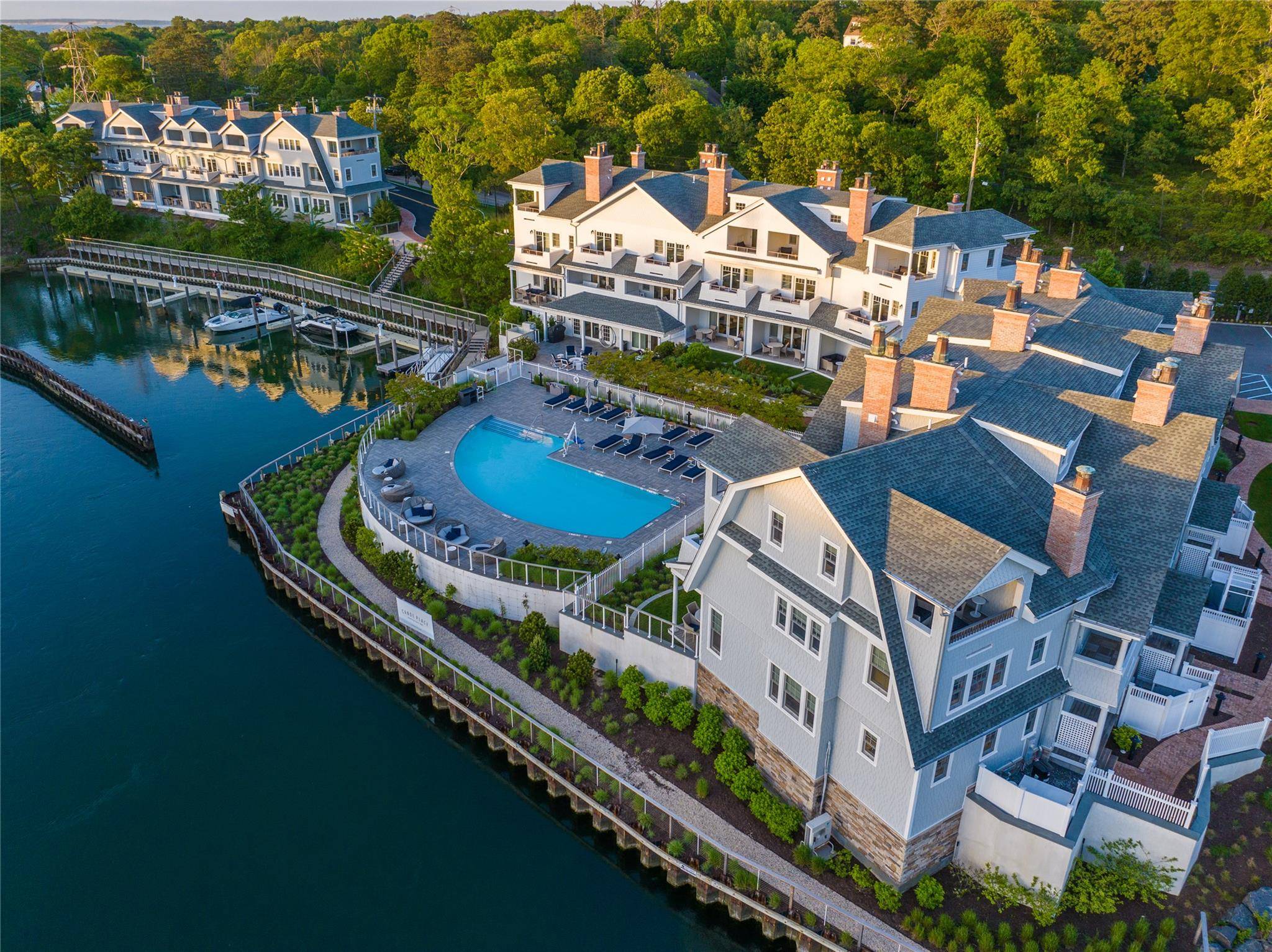 43 Old Boathouse LN, Hampton Bays, NY 11946