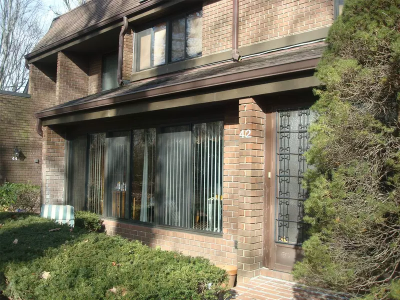 42 Fox RDG, Roslyn, NY 11576