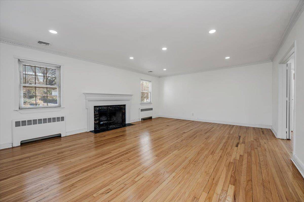 Great Neck, NY 11021,14 Locust DR