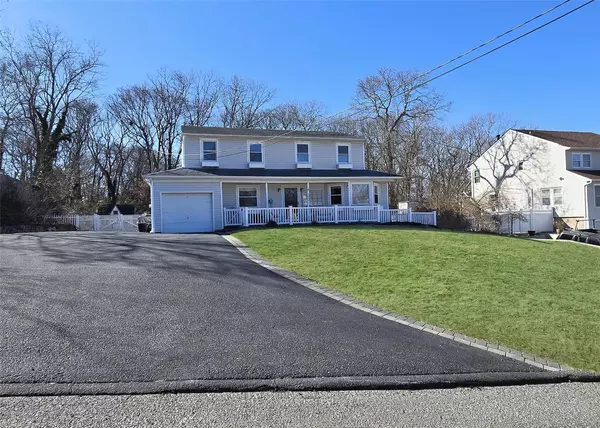 200 Adirondack DR, Selden, NY 11784