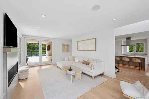 Hampton Bays, NY 11946,28 Canoe Place RD