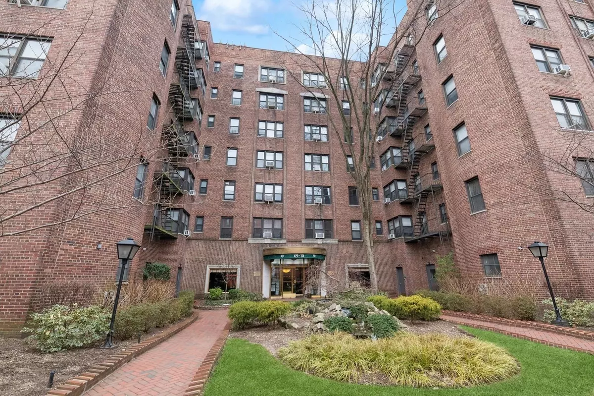 Forest Hills, NY 11375,69-10 Yellowstone BLVD #310