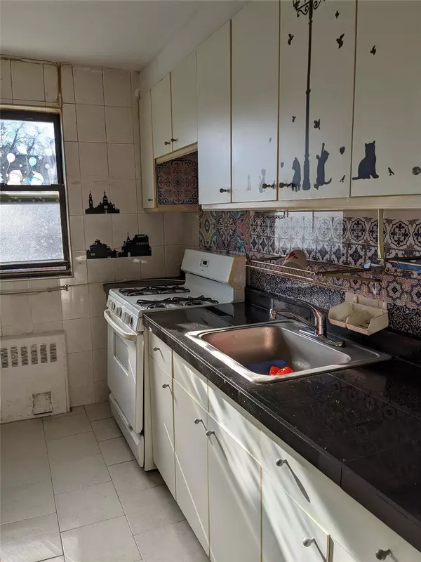 Fresh Meadows, NY 11365,196-54 67 AVE #2