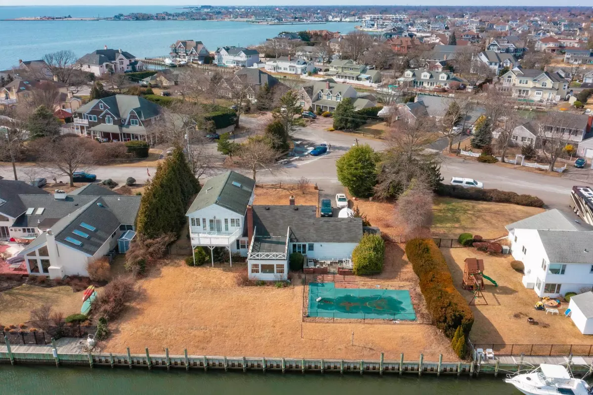 West Islip, NY 11795,171 Wagstaff LN