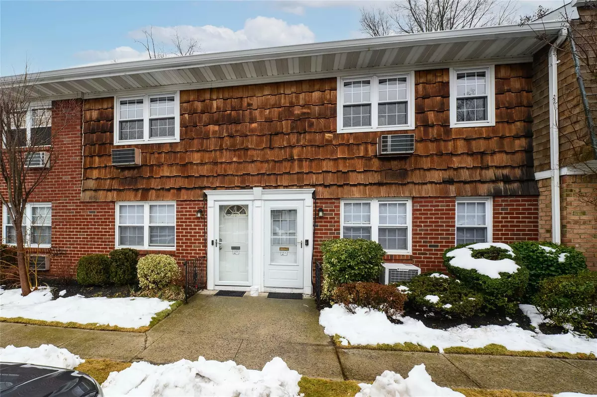 Oyster Bay, NY 11771,1 Anchorage LN #2B