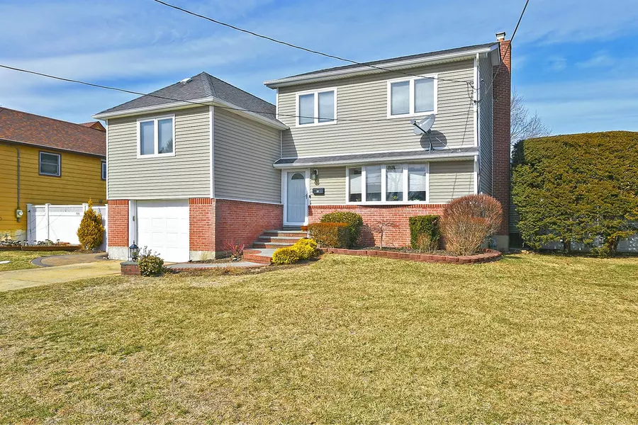 50 Parkview CIR, Bethpage, NY 11714