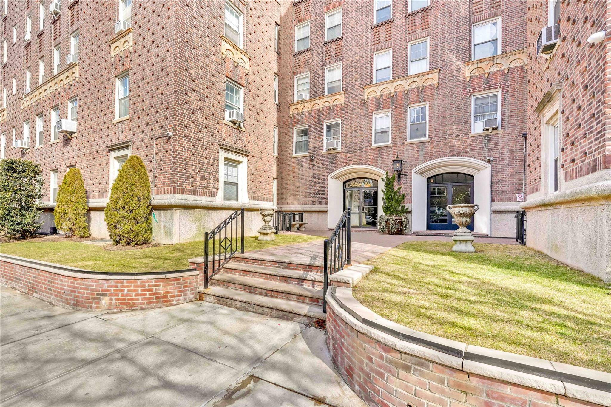 Forest Hills, NY 11375,73-37 Austin ST #2E