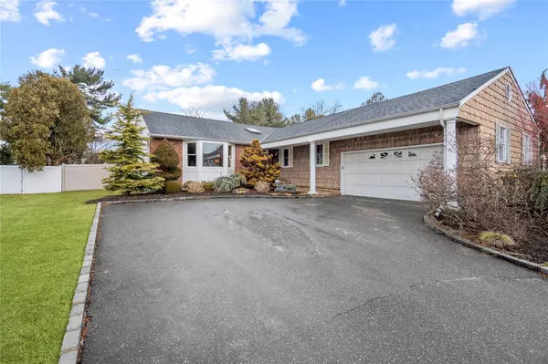 25 Joyce LN,  Woodbury,  NY 11797
