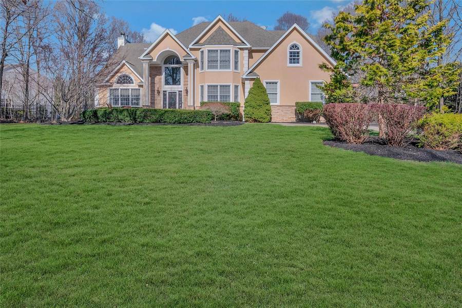 15 Miles LN, Mount Sinai, NY 11766