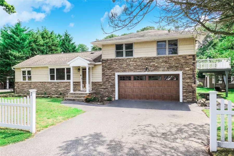 7 Bay LN, Brookhaven, NY 11719