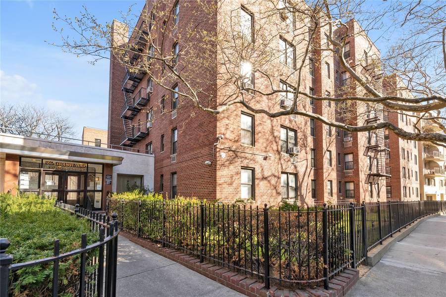 141-05 Pershing CRES #511, Briarwood, NY 11435